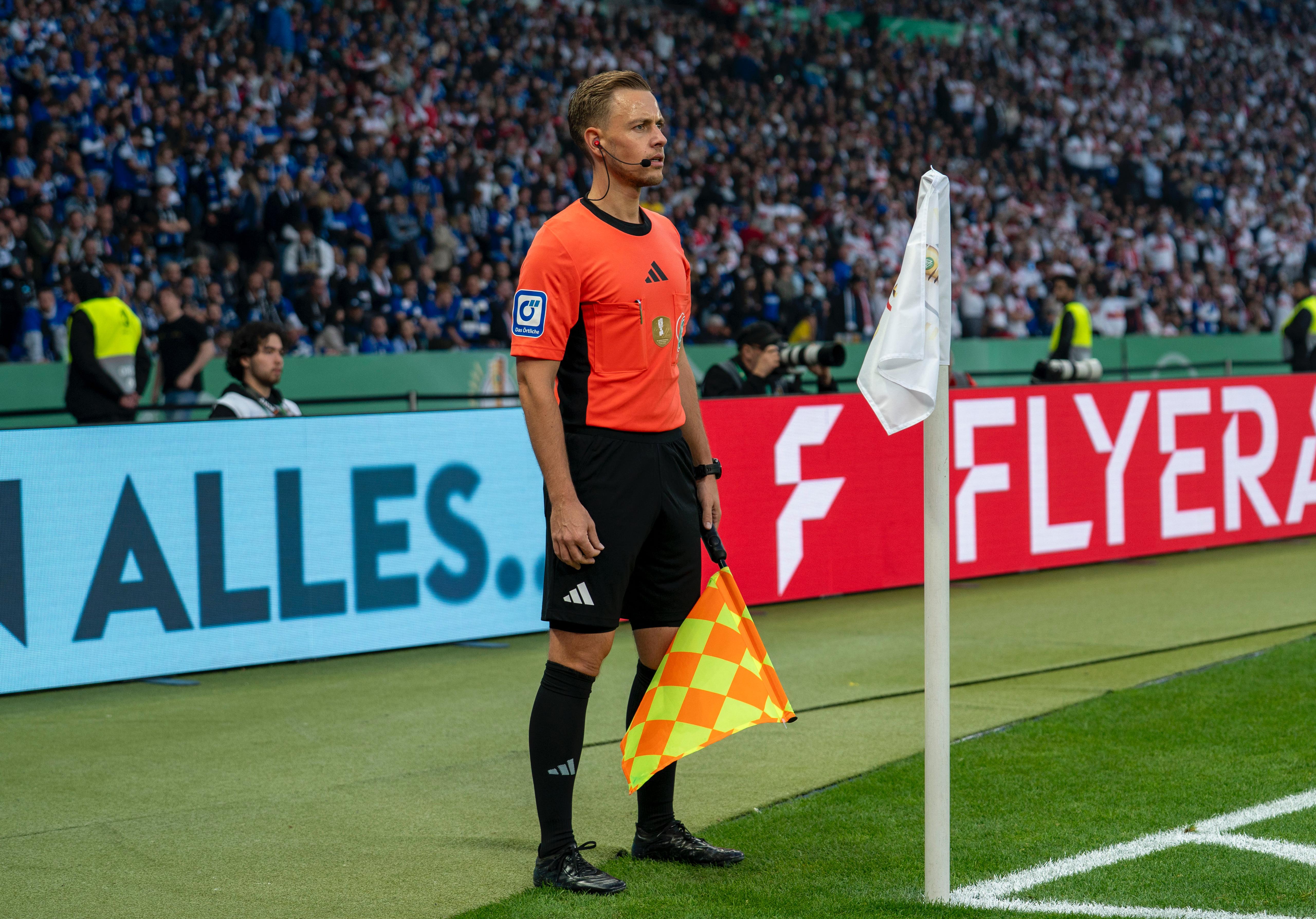 Nikolai Kimmeyer überläßt dem TSV das Trikot vom Pokalendspiel