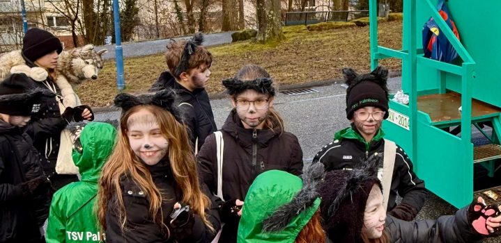 E-Juniorinnen beim Waldbronner Faschingsumzug: Gemeinschaftsgeist und gute Laune trotz Nieselregen